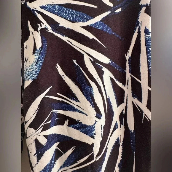 Fabletics navy and black floral print 7/8 length leggings - Picture 2 of 6